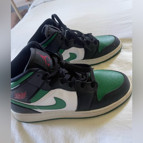Nike Air Jordan 1 Mid GS Black Pine Green - Picture 3 of 5